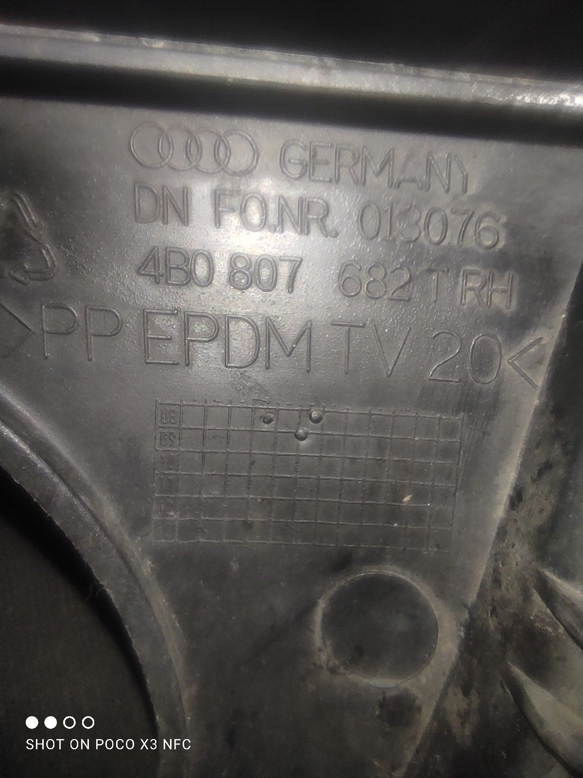 Вакуумный усилитель накладки бампера Audi vw vag 612 105