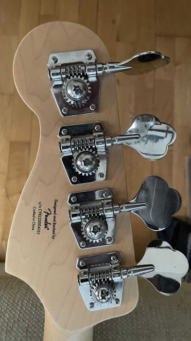 Baixo eléctrico Squier Affinity como novo cordas novas