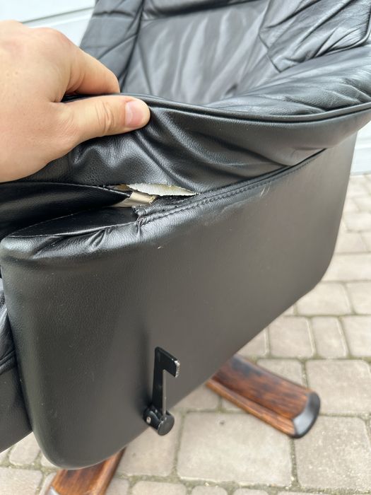 Відпочинкове поворотне крісло реклайнер на деревʼяній основі