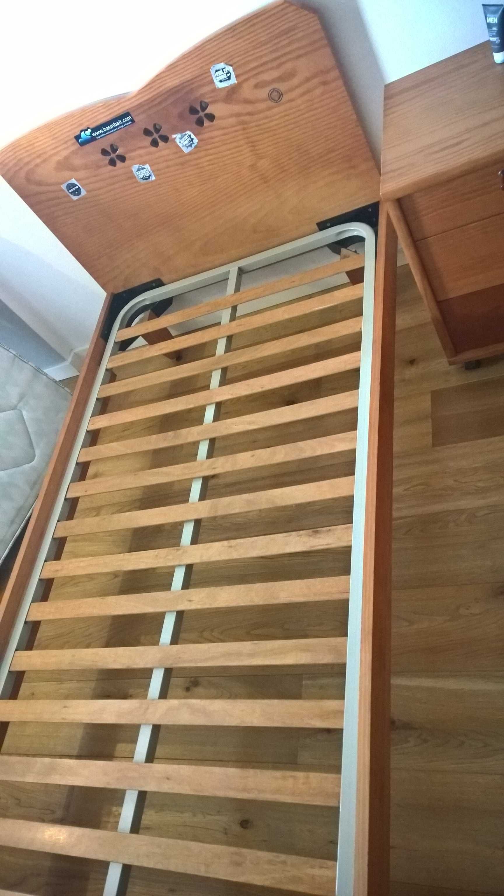 Cama individual em madeira com estrado