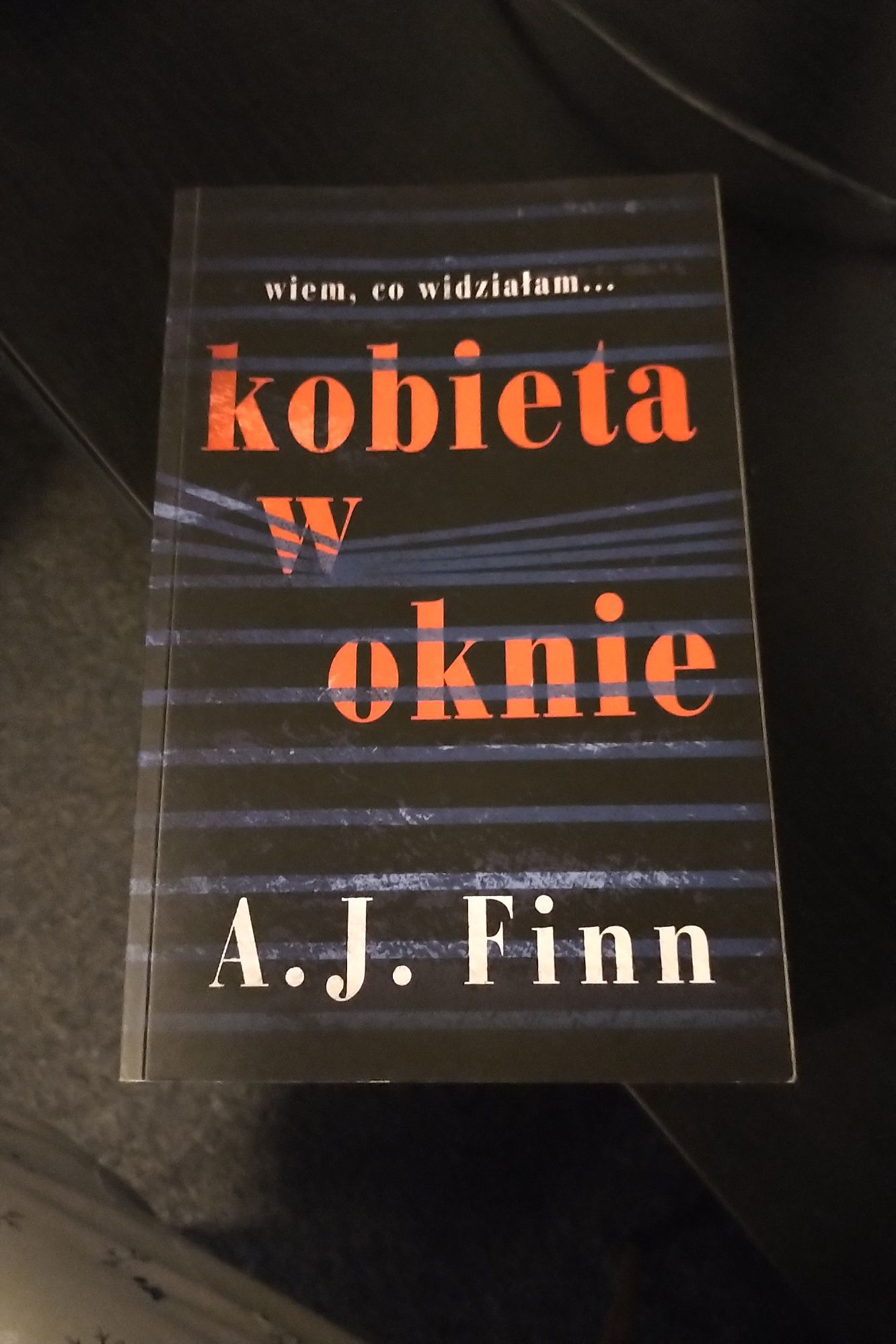 A.J. Fine kobieta w oknie