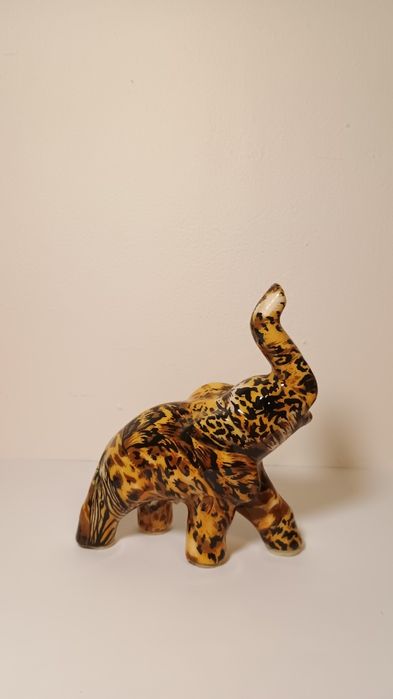 Ceramiczny słoń z podniesioną trąbą, afrykański design