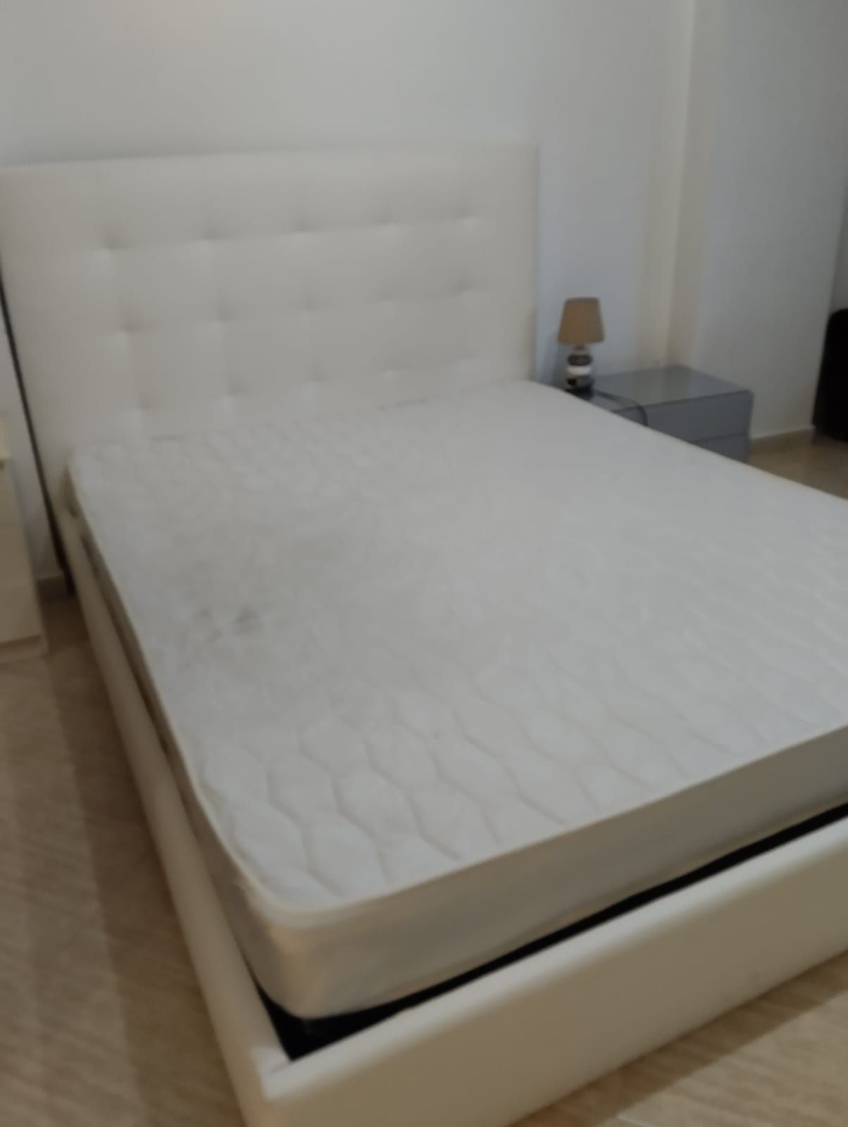 Cama de casal em excelente estado