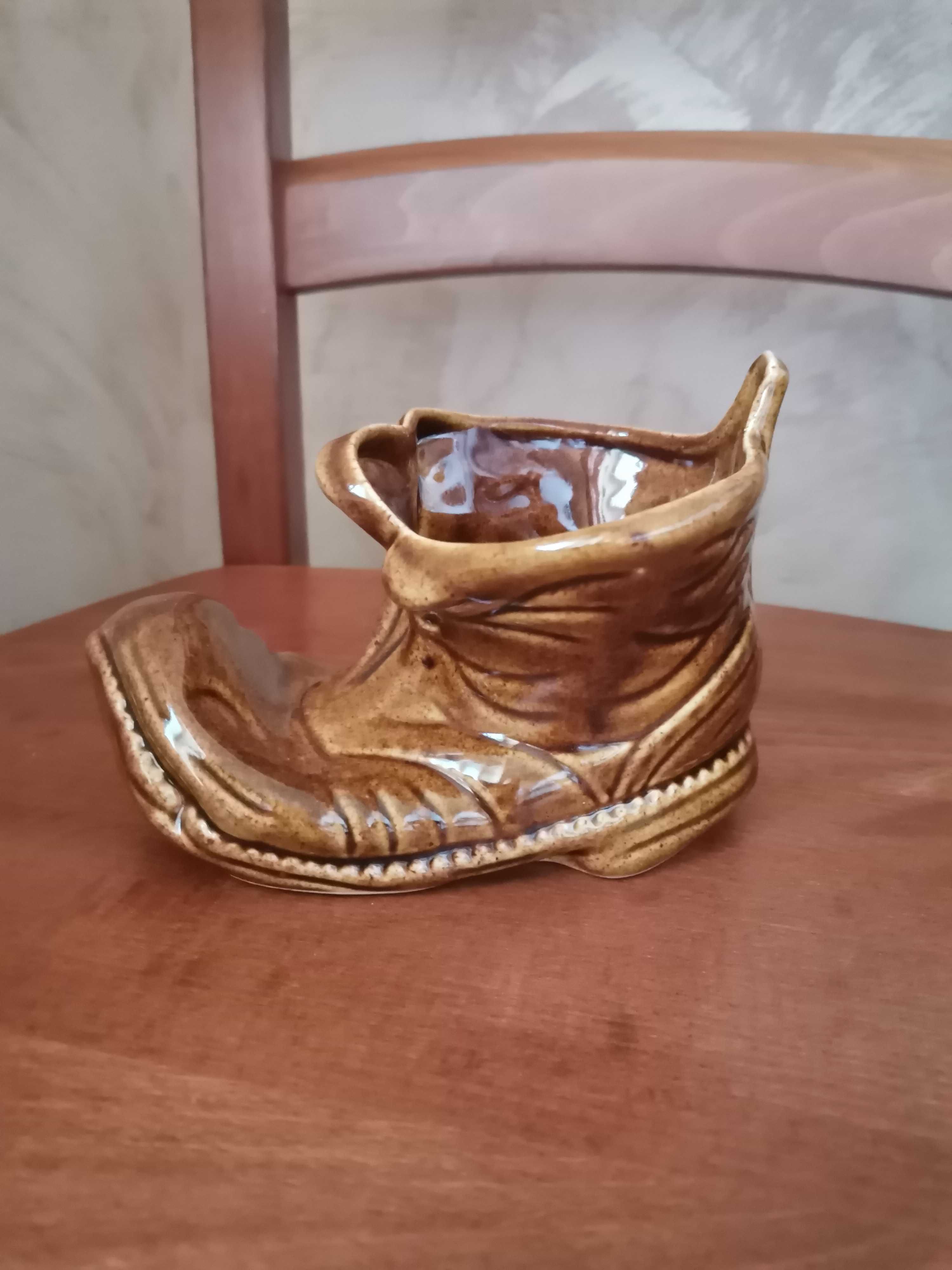 Ceramiczna figurka but