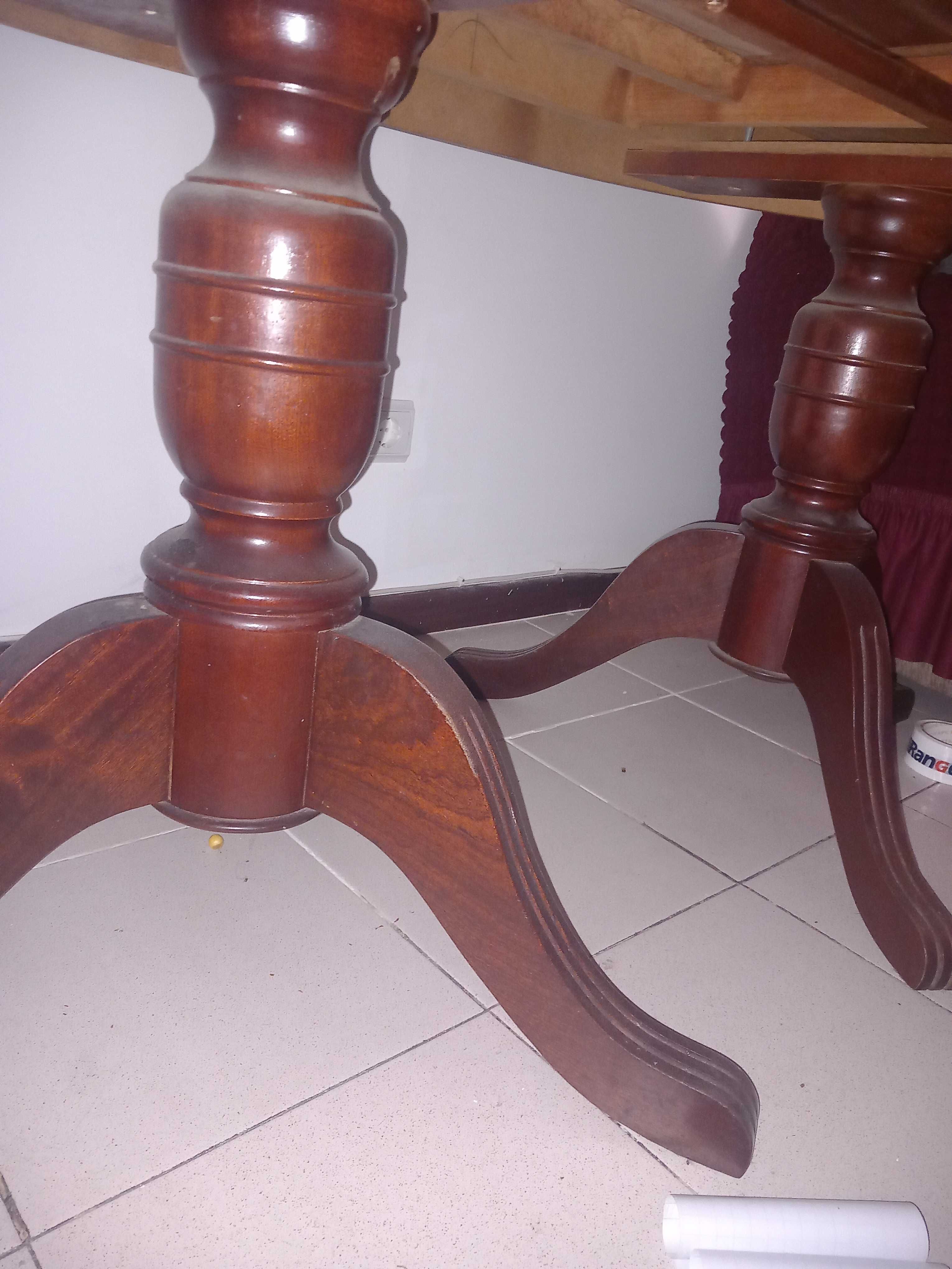 Mesa de sala em madeira