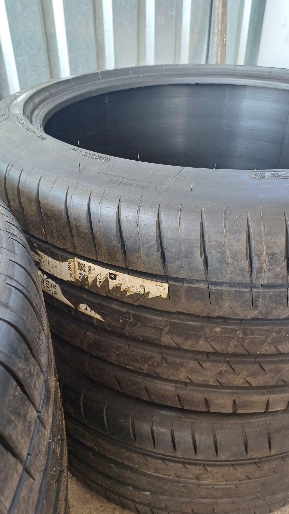 Продам нову Резину MICHELIN 235/35ZR/23