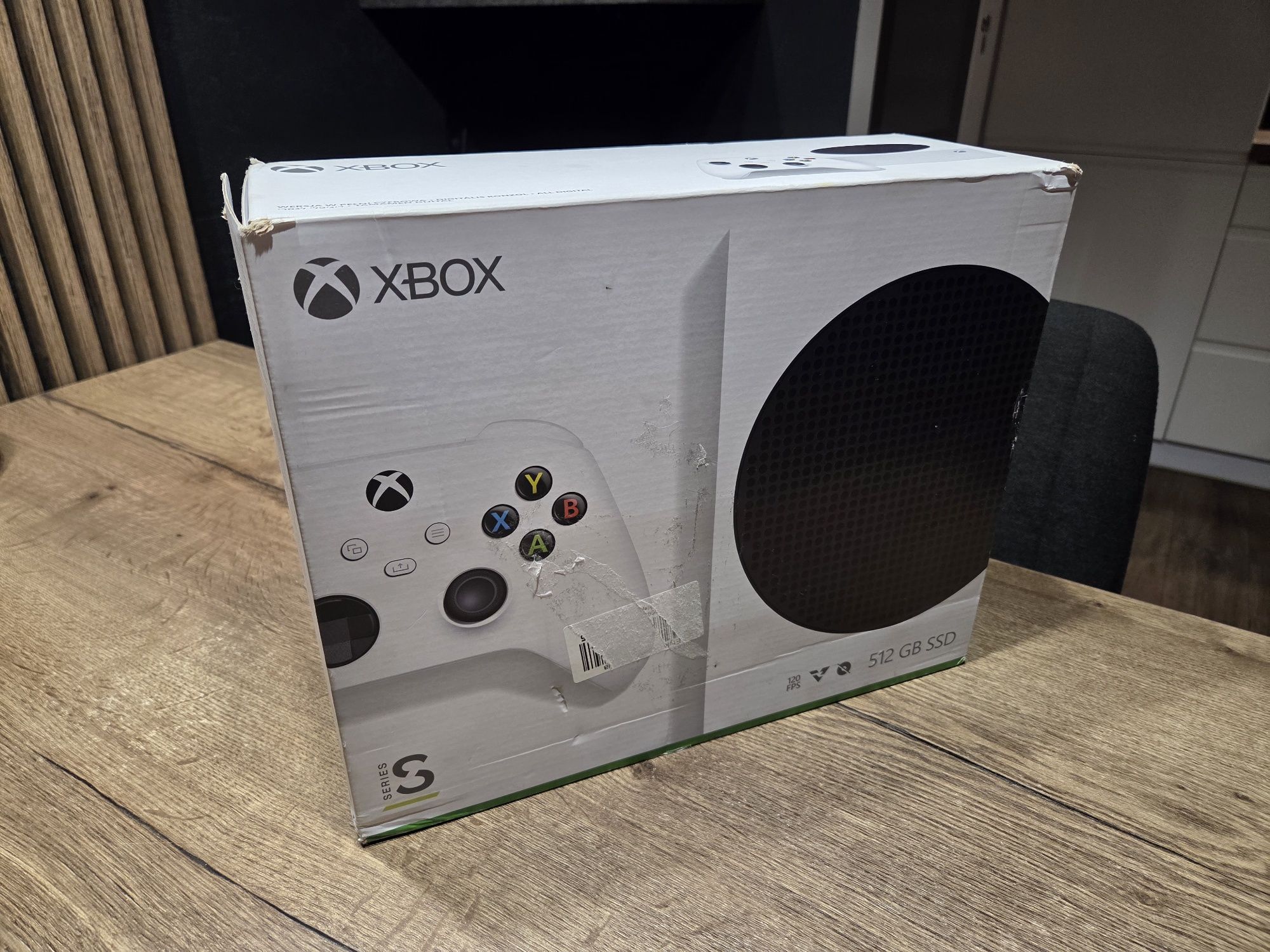 Karton po konsoli Xbox Series S