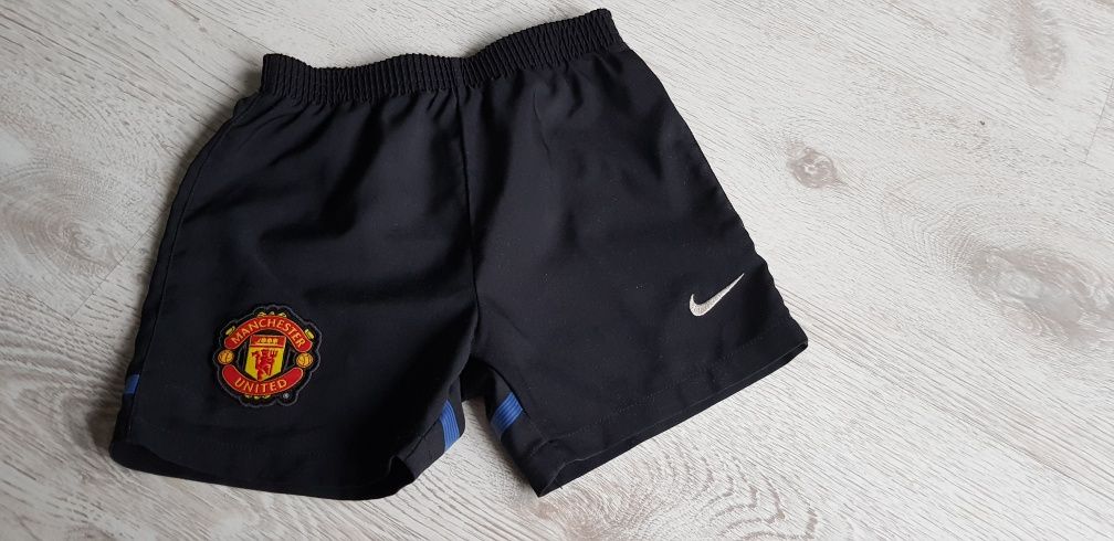 Krótkie spodenki NIKE roz. 75- 80  9/12 mcy
