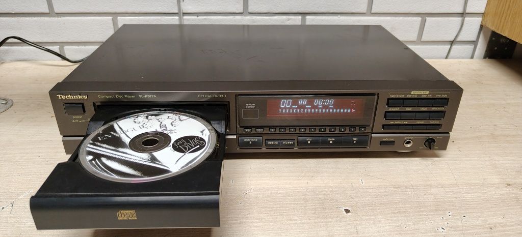 Odtwarza CD TECHNICS SL-P377A. Optical
