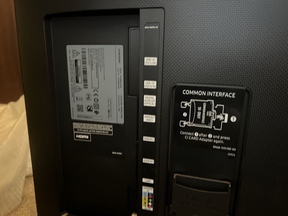 Televisao UHD 49 pulgadas com imagem danificada.