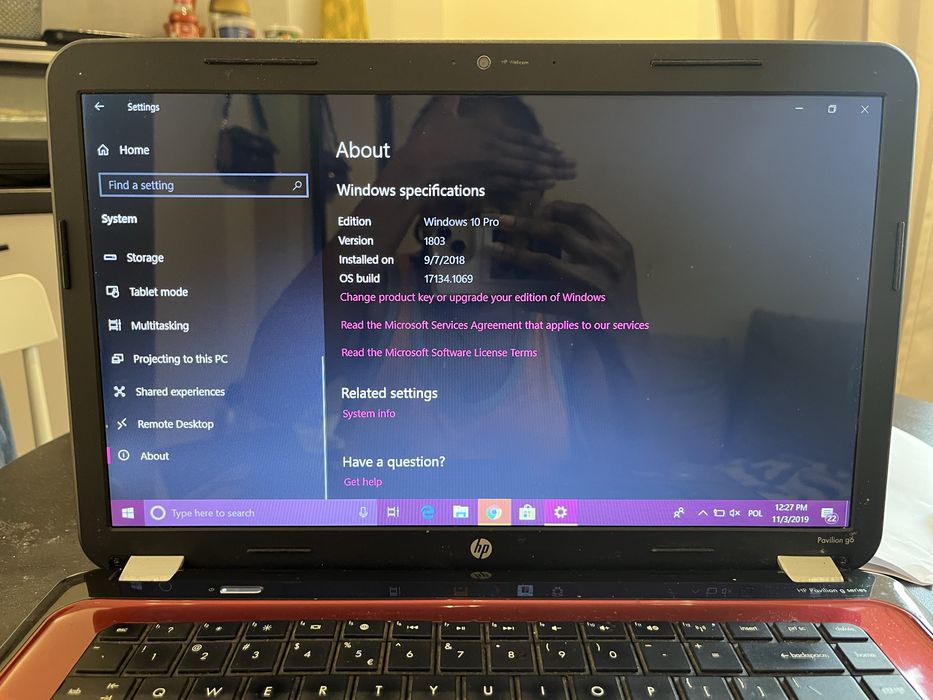 Czerwono-czarny laptop HP Pavilion G6 G z systemem Windows 10 Pro