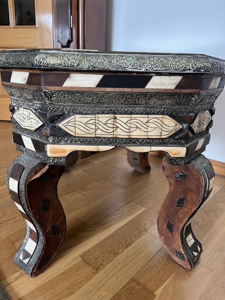 Mesa marroquina madeira, latão e osso trabalhada