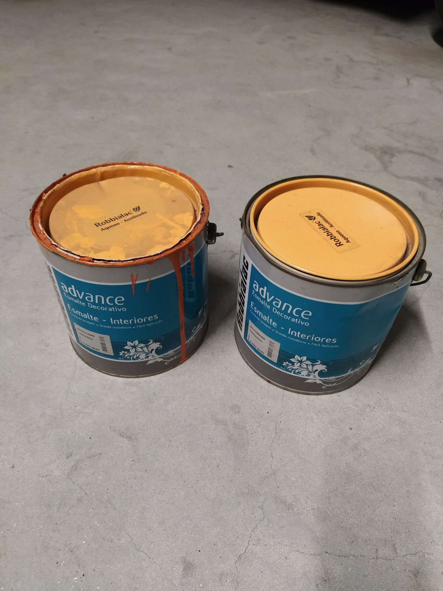2 latas de tinta esmalte Robbialac cor de laranja