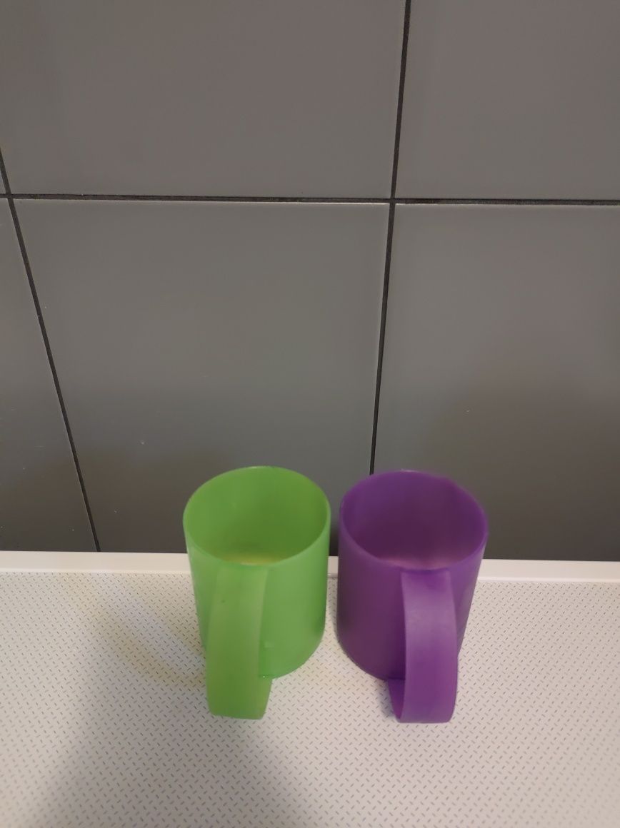 Plastikowe kolorowe kubki z uchwytem