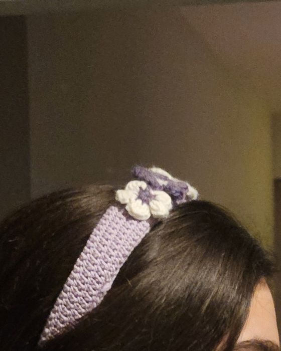 Ręcznie robiona na szydełku opaska z kwiatkami.