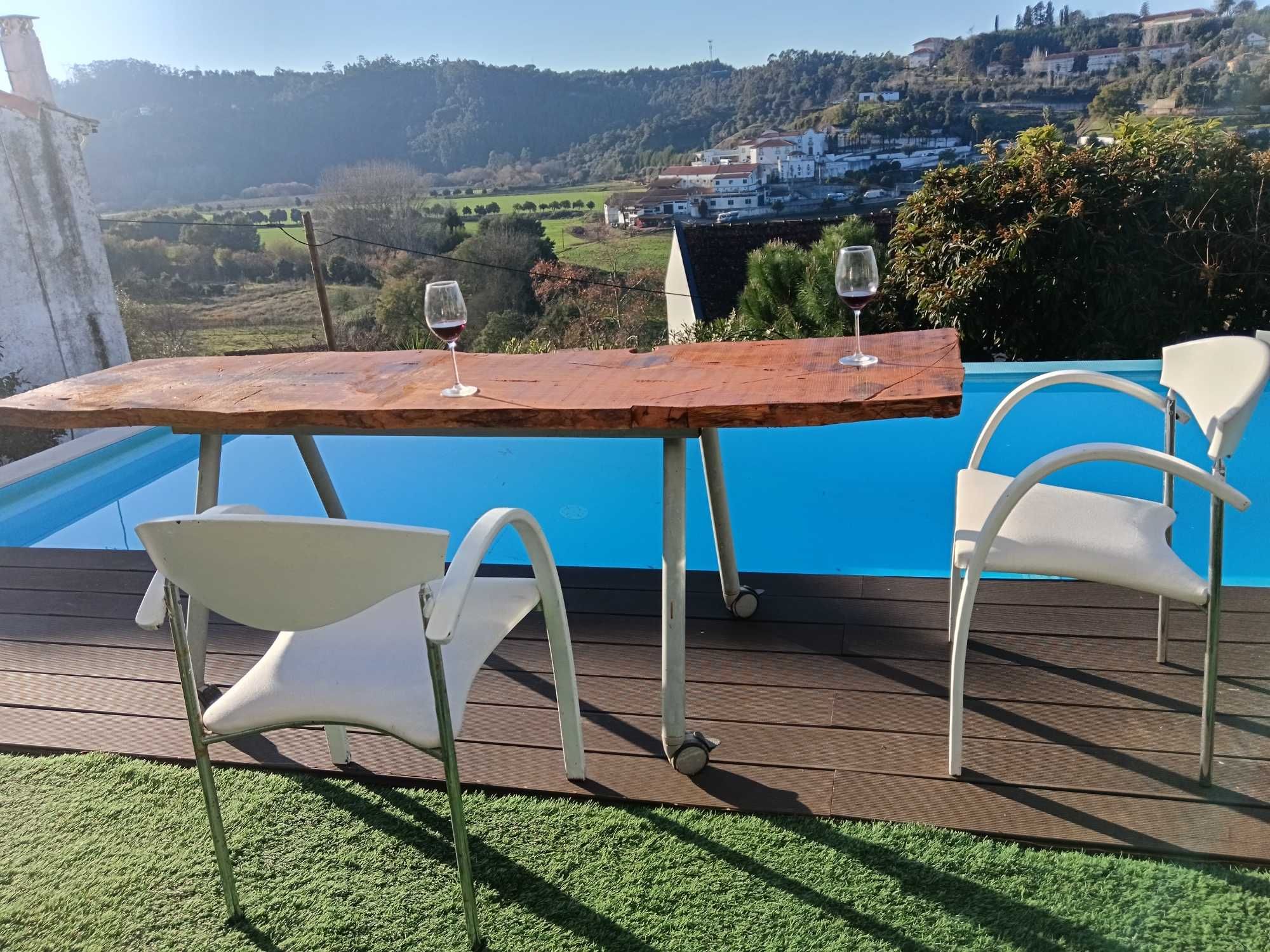 Mesa de madeira tratada, um só bloco.
