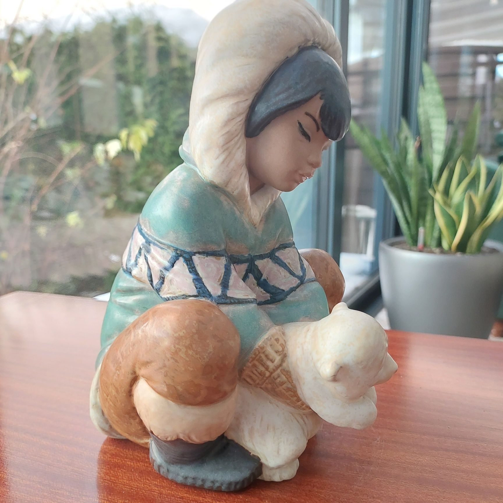 Ceramiczna figurka Lladro Eskimos i miś polarny