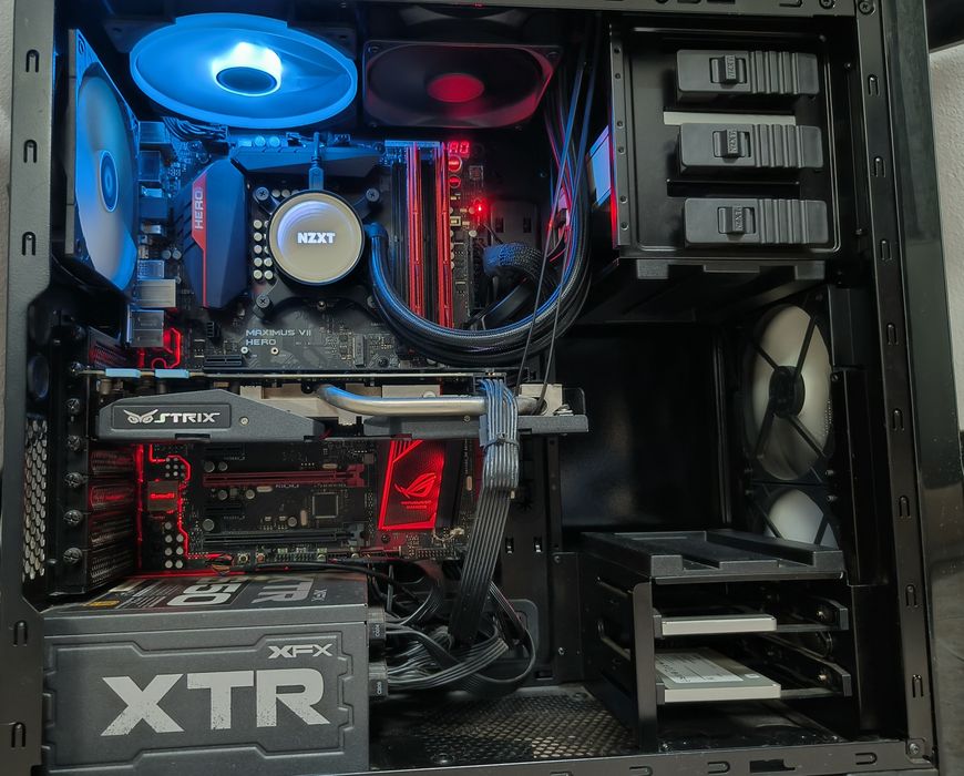 Computador Gaming com secretária e acessórios