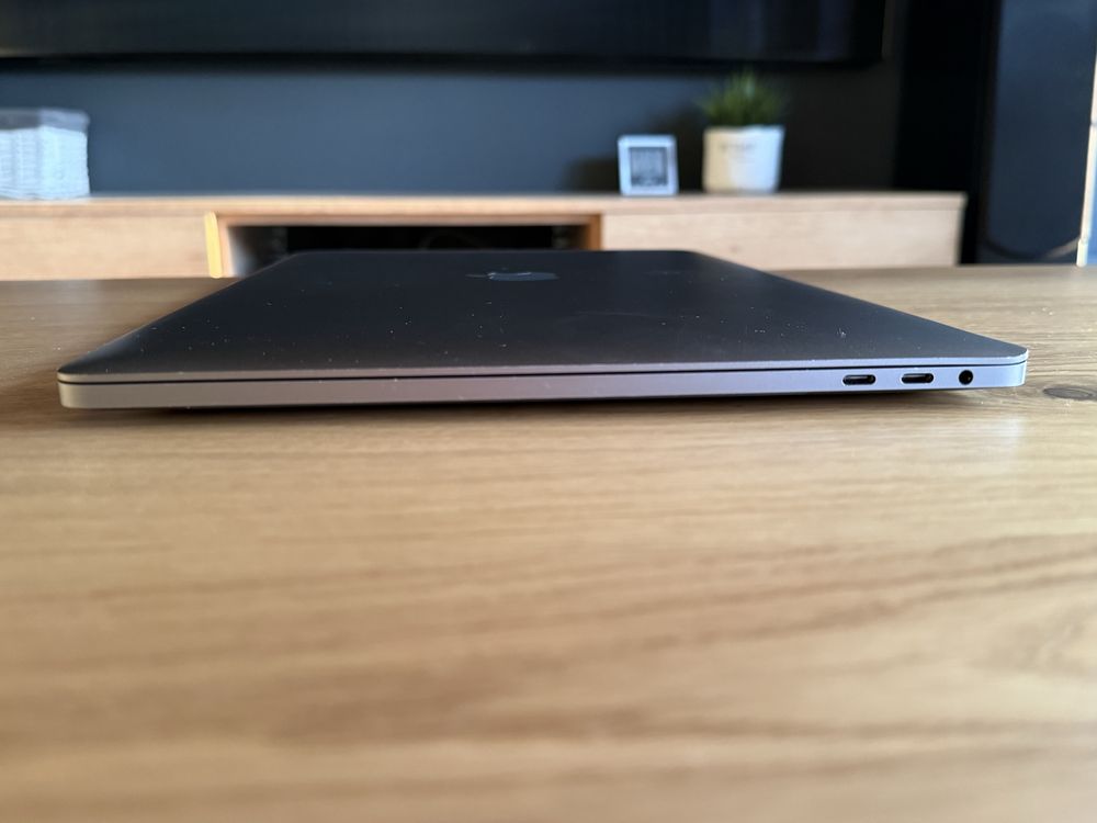 MacBook Pro 15” 2017 bateria 91,2% i7 16GB 250GB SSD Retina TouchBar