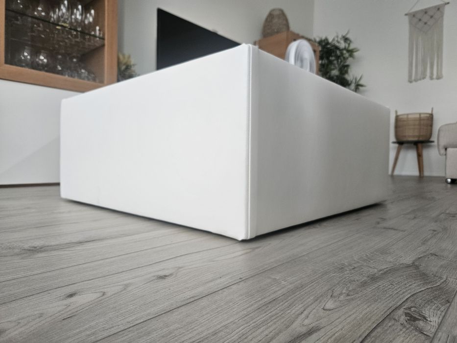 Mesa de centro quadrada com tampo em vidro fosco e estrutura branca