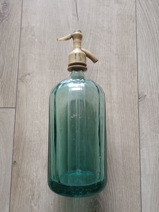 Stary szklany syfon z okresu PRL