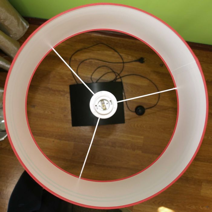 Lampa pokojowa wolnostojąca z czerwonym abażurem.