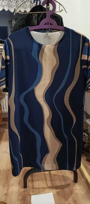 Sukienka w kolorowe fale