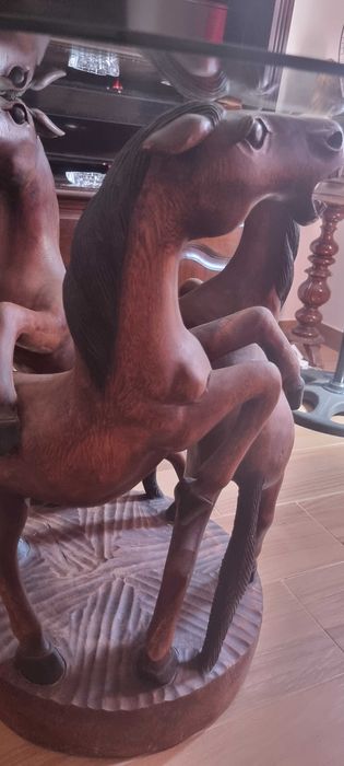 Mesa de madeira Maciça Artesanal esculpida à mão com tampo de vidro