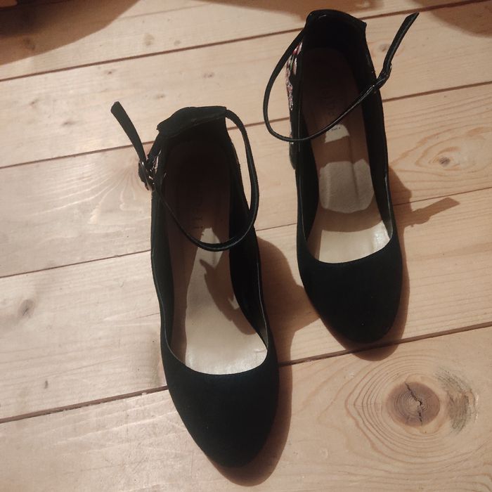 Жіноча туфлі з вишивкою