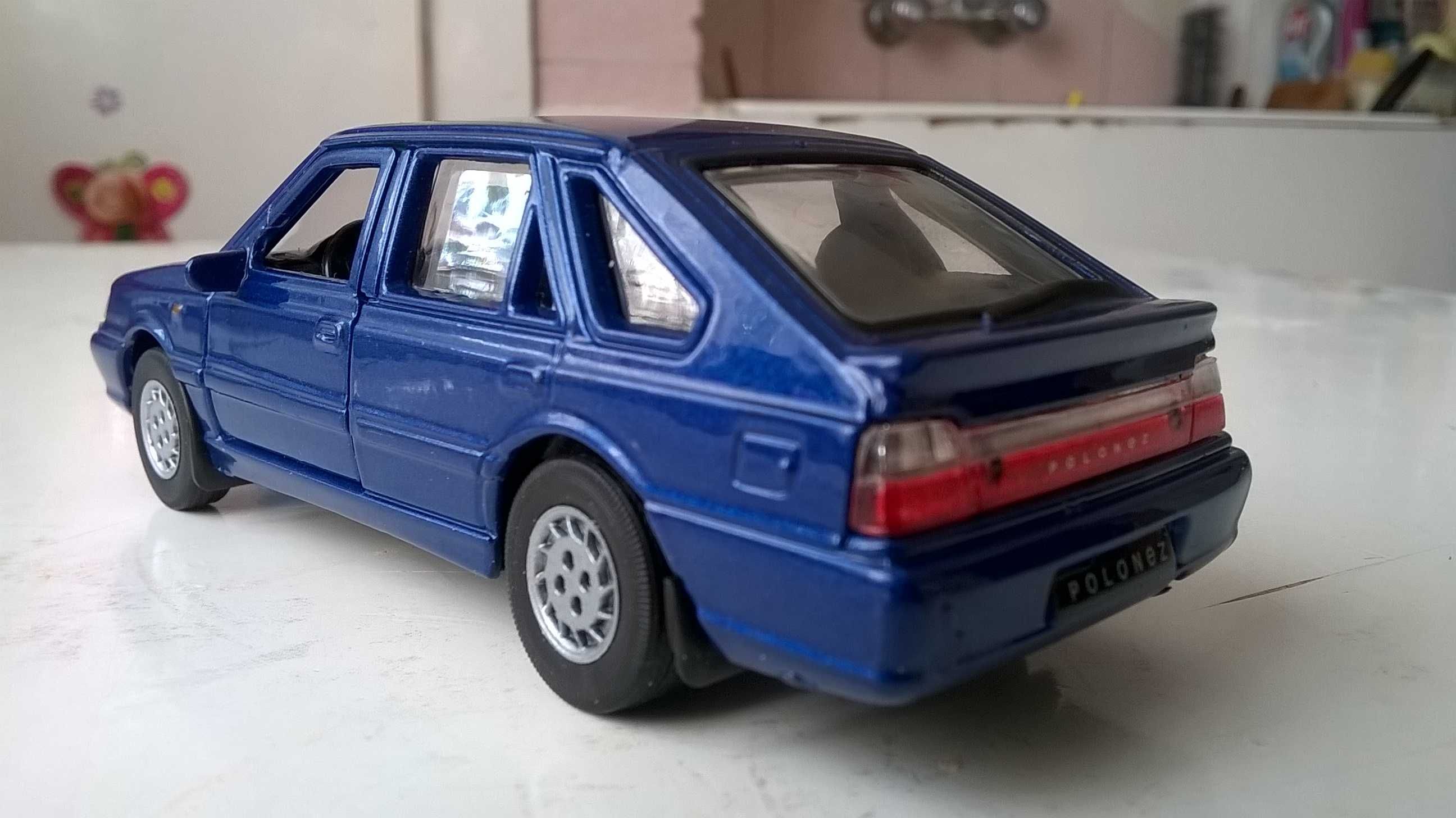 Polonez CARO PLUS model wersja sedan; skala 1:43; metalowo-plastikowy