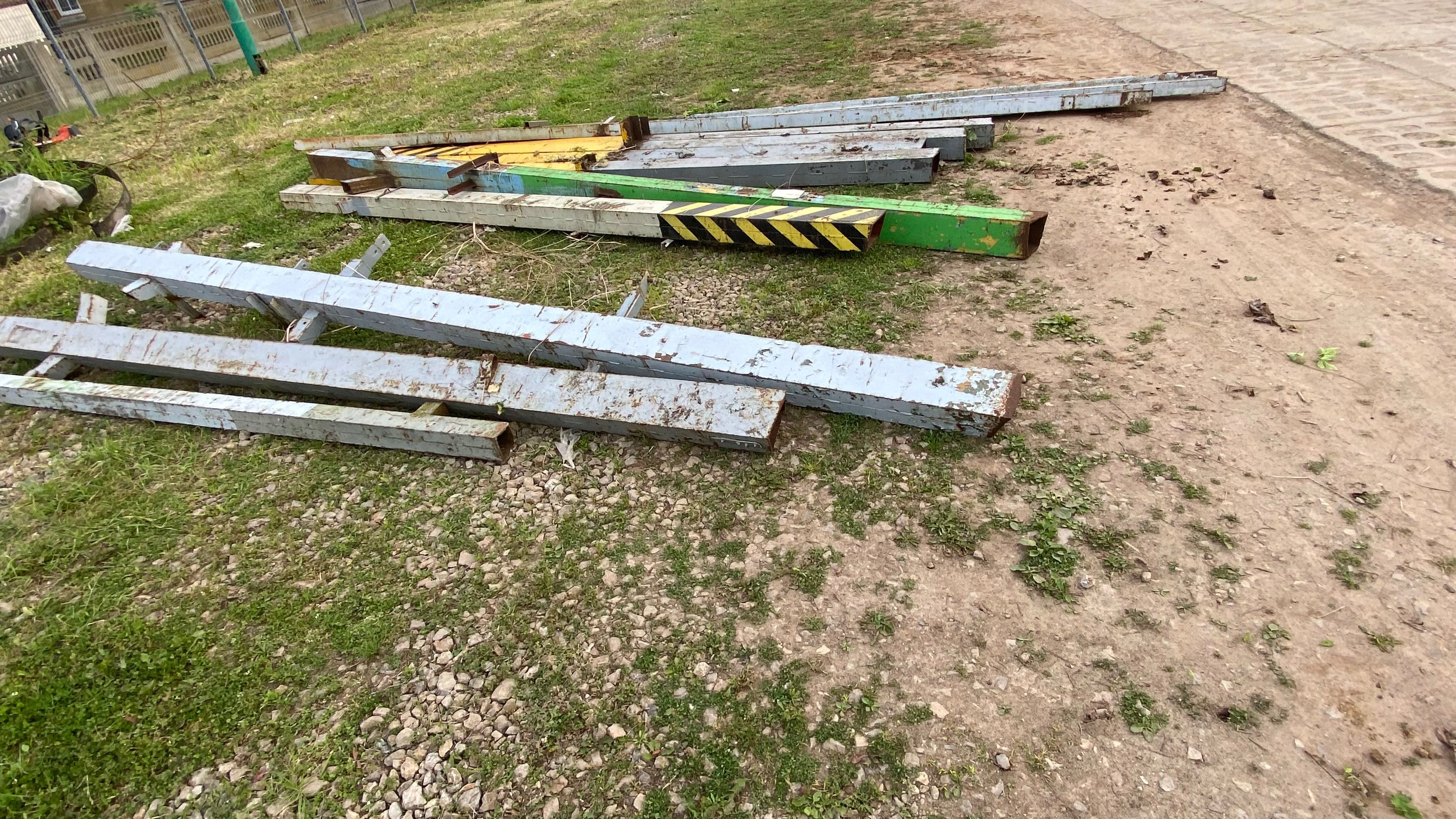 Słupy metalowe  6,5 m  solidne i 4,75 m
