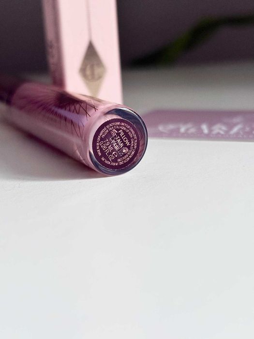 Charlotte Tilbury z serii Collagen Lip Bath Pillow Talk Fair