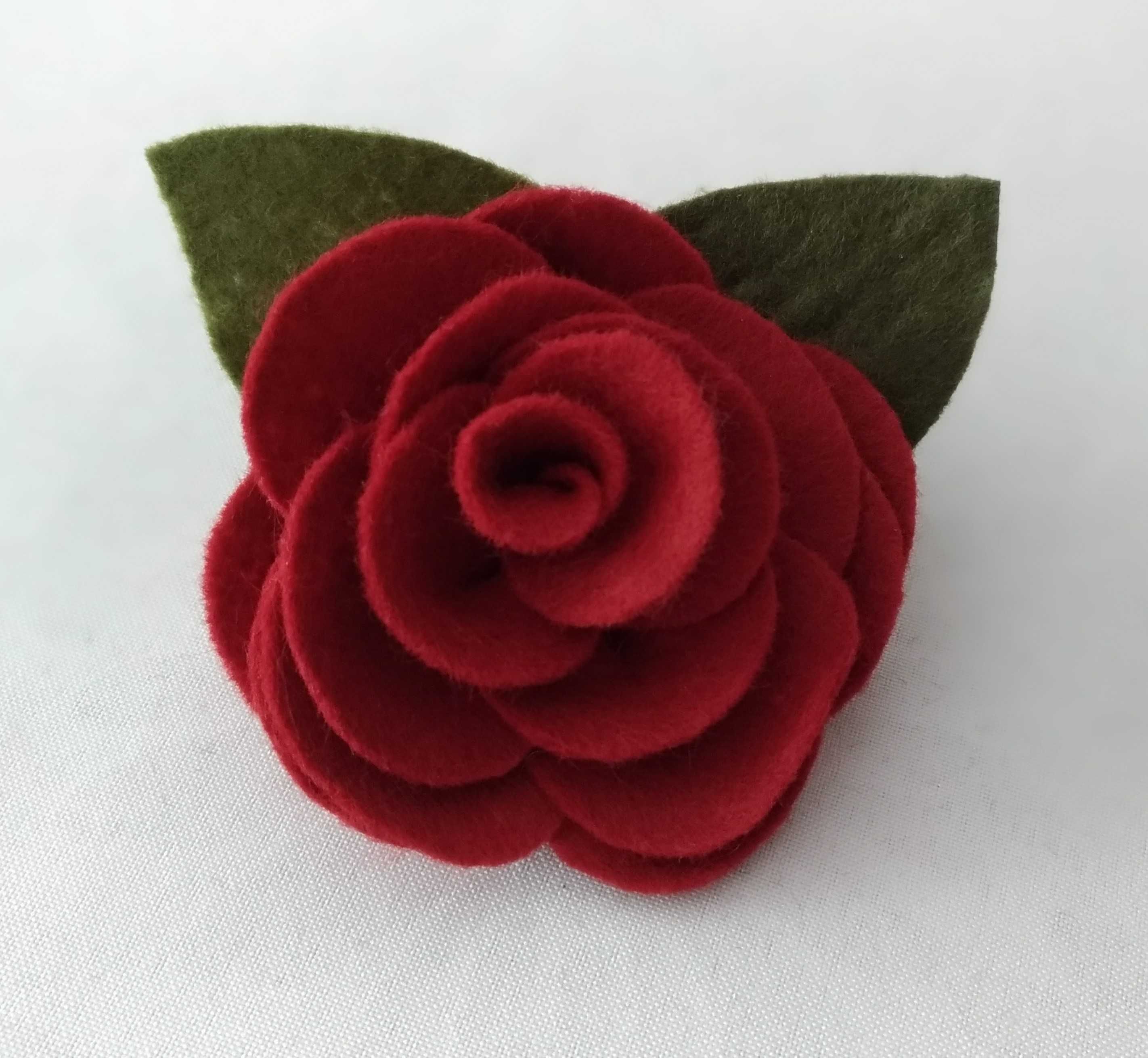 Broszka róża z bordowego filcu hande made