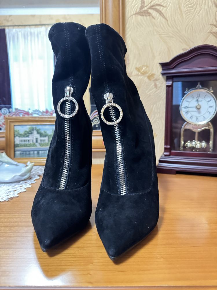 Замшеві ботінки на підборі .