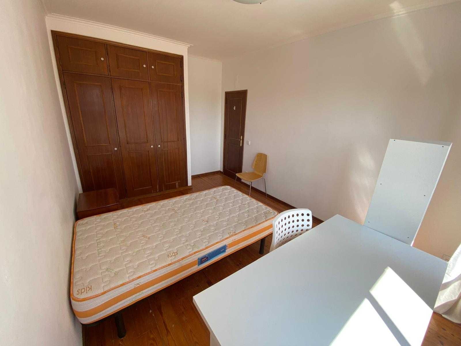 arrendo quarto a rapazes estudantes universitários