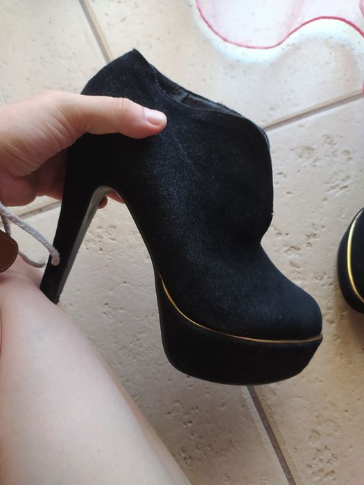 Sapatos de salto alto pretos com detalhe em dourado n°38