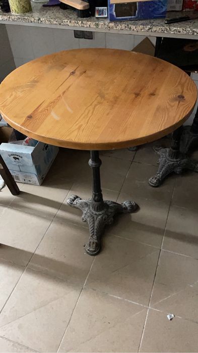 Stoł drewniany na stalowej nodze