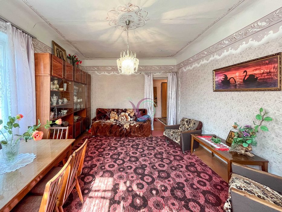 Продається окремостоячий будинок  з садом та гаражем на території.