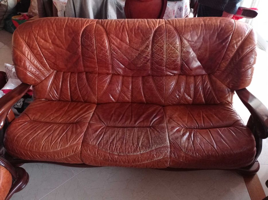 Vendo sofás em Pele.