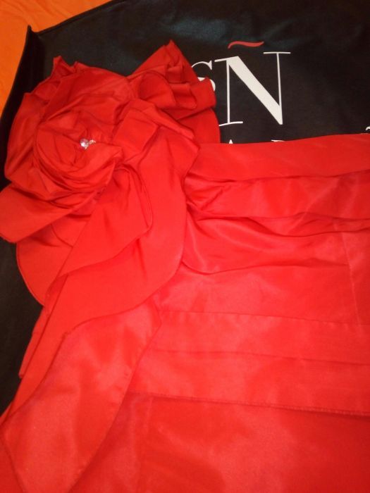 Vestido vermelho (veneno de la piel)