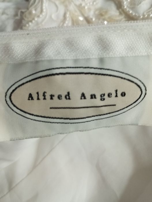 Вінтажна весільна сукня Alfred Angelo.