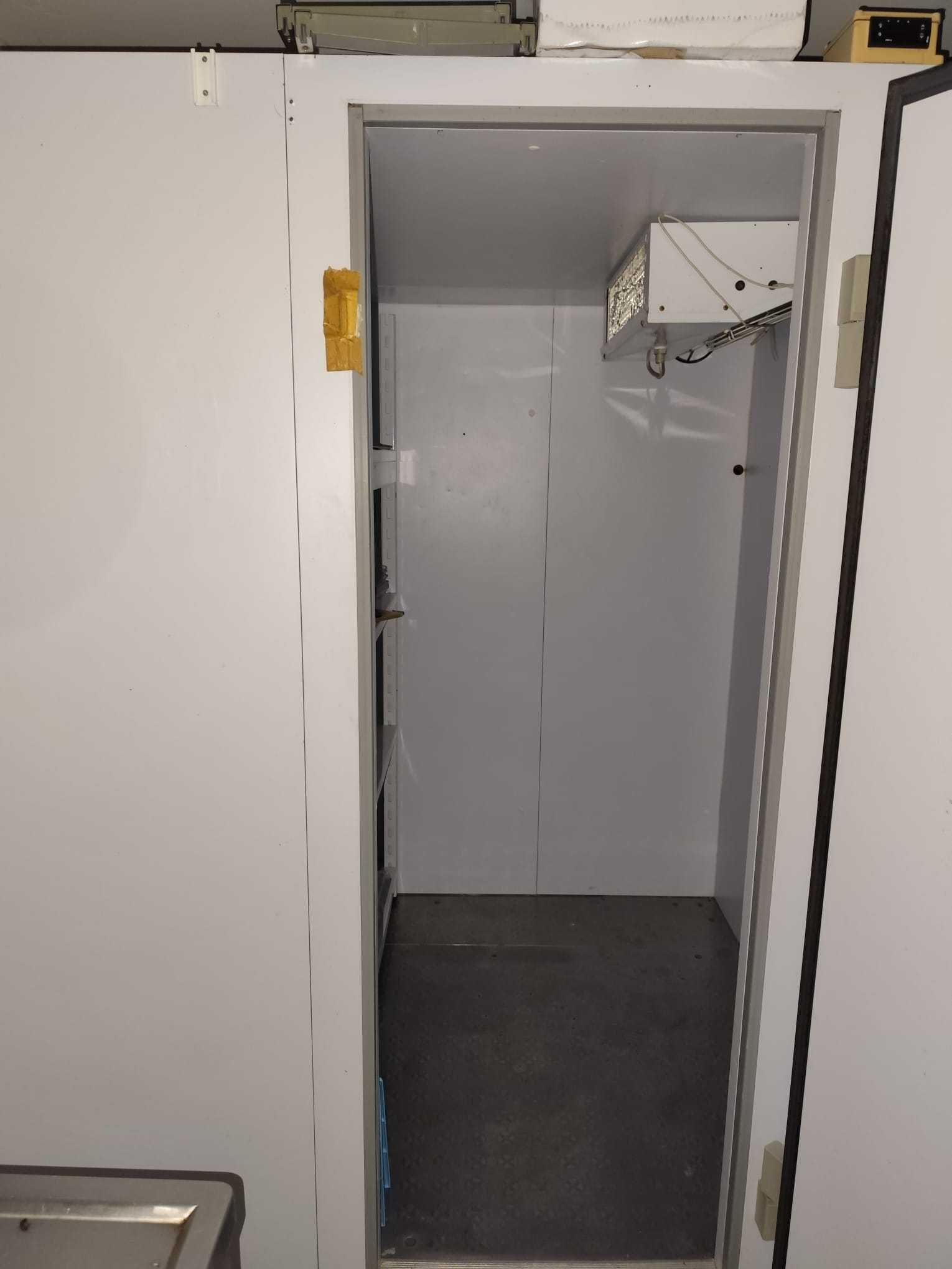 Conjunto de Equipamentos de Suporte e Cozinha Profissional