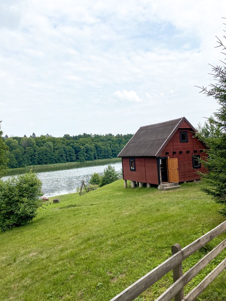 Domek z linią brzegową jeziora Dworackie. Mazury