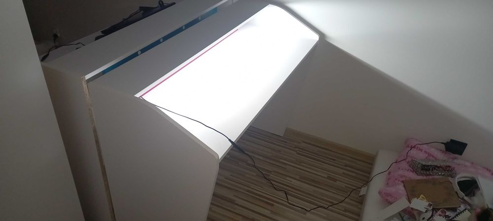 Biurko biało różowe młodzieżowe z podświetleniem led