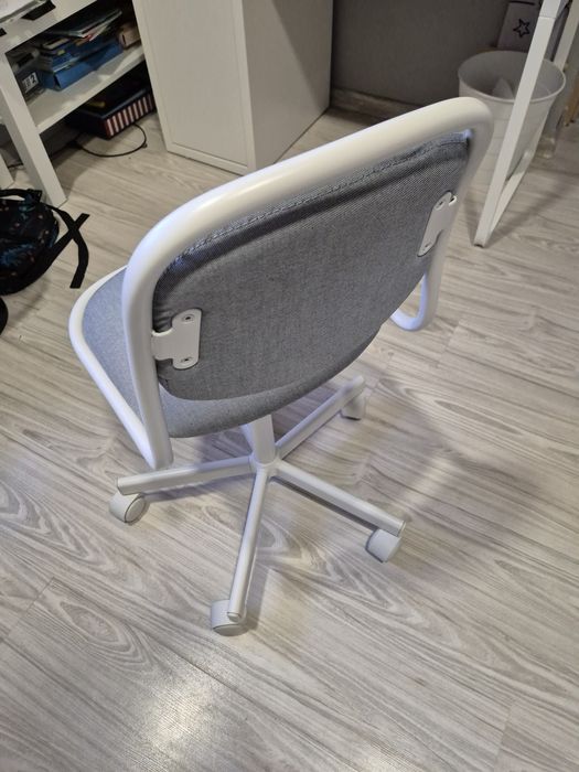 Dziecięce krzesło biurowe IKEA ÖRFJÄLL , białe-jasnoszare. NOWE.