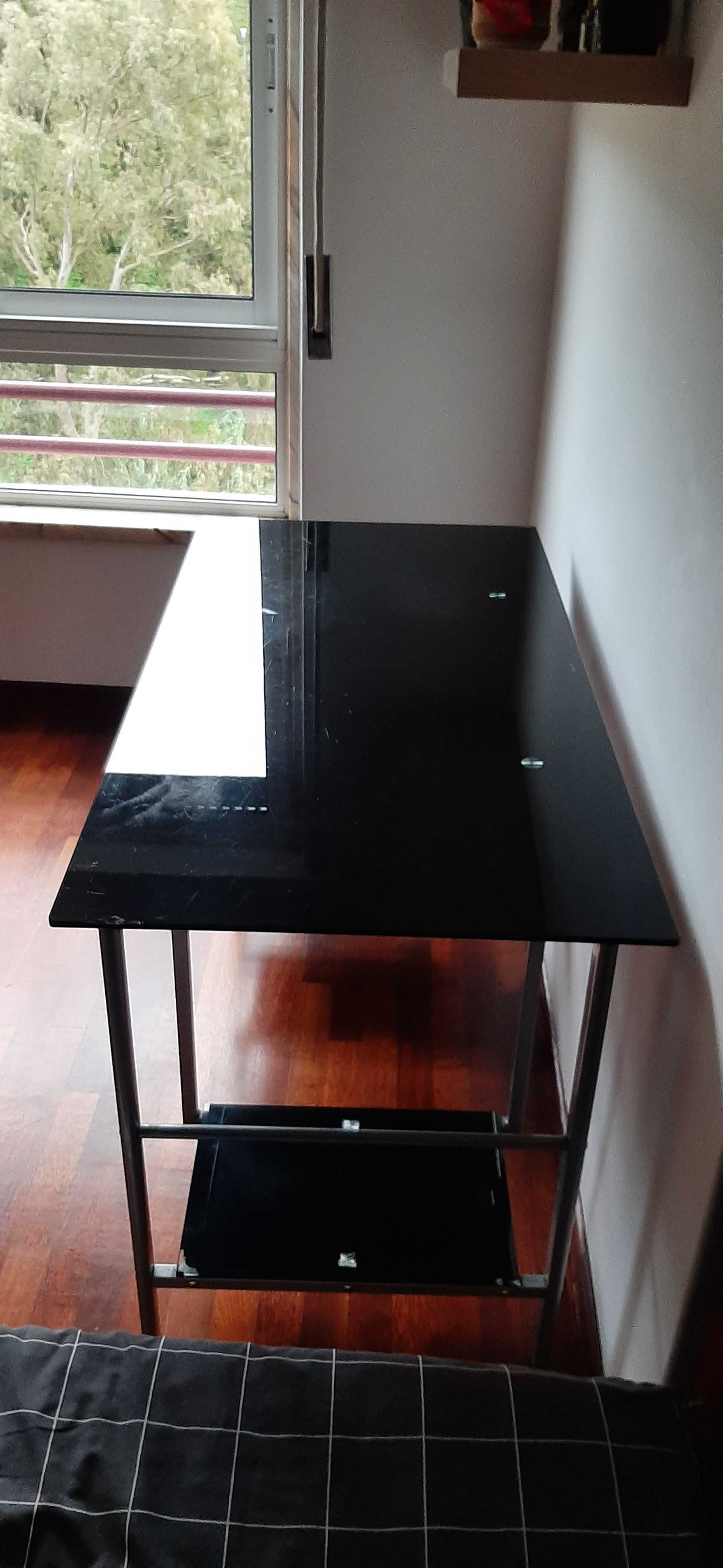 Mesa em vidro para computador ou estudos