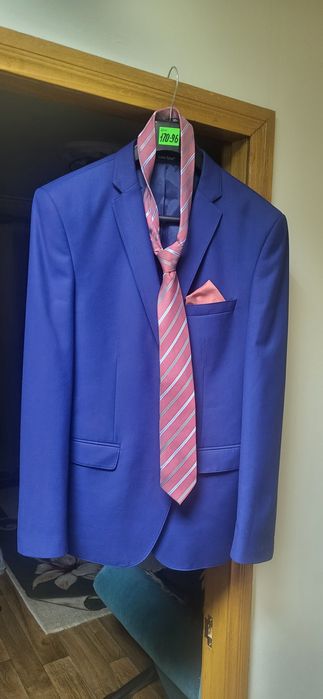 Мужской классический костюм темно-синего цвета с галстуком 52 размера