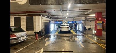 Centro lavagem automovel a funcionar em pleno