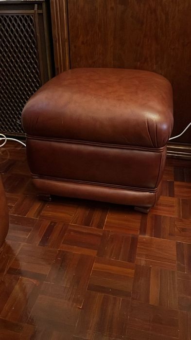 Sofá, poltrona e puffs em pele sintética (Muito Bom Estado)