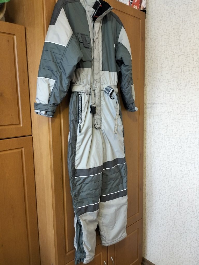 Продам  новый лыжный комбинезон .